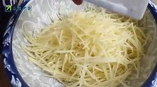 土豆丝里打3颗鸡蛋，没想到这么好吃，煮一大锅不够吃