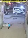 湖北大冶：自投罗网？酒驾男子追尾警车当场被查