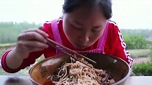 胖妹的臊子面真馋人，一大碗吃下去解馋又过瘾