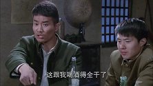 肖营长故意灌醉李芬，李芬醉酒之后表露真心让关大河十分感动