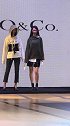 沈阳2019万象汇春季时装周：女模特白色球鞋加长毛衣印花衫