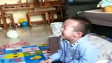 一岁儿子在客厅哭的稀里哗啦，痛哭原因我都无语了，网友：入戏了