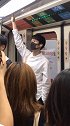 偶遇刘昊然坐地铁，看到他扶手的位置，网友：真高真帅！