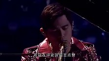 周杰伦弹钢琴时拿纸打小抄，创作歌曲太多了，原谅他记不住！