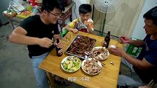 大sao做了五斤鸭掌，一大桌下酒菜真馋人，直接和老爸和上了