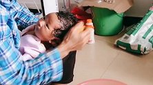 太奶奶真好，用祖传秘方帮小宝宝洗头，宝宝一脸享受的表情！