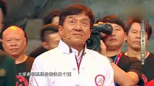 成家班再聚舞台，成龙看到后喜极而泣，浓浓的兄弟情