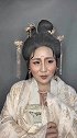 姑娘年轻的时候真的很漂亮，只是妆容看着不精致