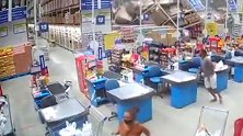 顾客正结账，超市货架接连倒塌径直砸下 人群瞬间四散哭喊逃命