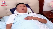 主人生病卧床不起，金毛轮胎赶紧帮主人去买药拿水，这狗没白养！