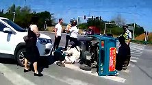 安徽马鞍山：车祸发生后，男子支起小板凳淡定在现场看书