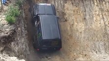 几乎垂直90度爬坡，这才是越野车该有的霸气
