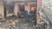 四川小金泥石流搜救结束 武警官兵从废墟中找寻受灾群众物资