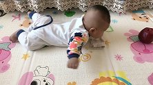 妈妈用美食引导宝宝学爬，接下来宝宝笨拙的小动作太可爱了！