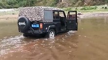 土豪的吉普车就这样不要了？“无人驾驶”直接往水里开！