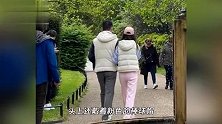 刘强东章泽天现身英国，两人穿情侣装挽手散步，互动甜蜜似小情侣