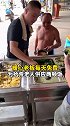 暖心老板每天免费，为拾荒老人供应两顿饭。老板给拾荒老人每日免费供应饭菜