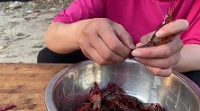 娇娇用特殊工具“爆”小龙虾，又麻又辣香味十足，好吃的直流口水