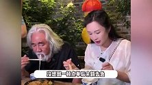 74岁张纪中带老婆逛小吃街，买15块点心直呼贵，心情不受前妻影响