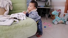 1岁宝宝乐感挺强，听到音乐就开始跳舞，乱扭的样子真是太搞笑了