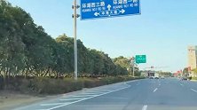 女司机跑高速火了，摄像头拍的一清二楚，交警：看见都替你脸红！