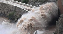 如果不是录制下来，你不会相信水库泄洪开闸的瞬间，场面太霸气了