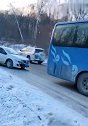 下雪天路滑，宝骏滑入排水沟，路过的大巴车帮忙拉出来