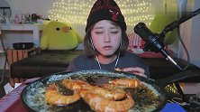 韩国妹子吃黄油煎大虾，看着都觉得腻