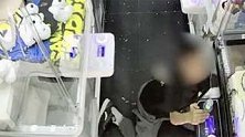 广东肇庆：熊孩子踢坏娃娃机还拿走玩偶，家长只道歉不赔偿？