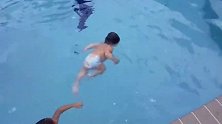 一岁宝宝游泳好厉害，仰游翻身游一个不落下，真是自愧不如啊
