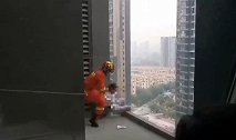 陕西西安：学习压力大女孩爬上25楼轻生，消防员一把拽回
