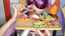 小姐姐吃“立体彩椒巧克力”创意甜点造型逼真，香甜不辣