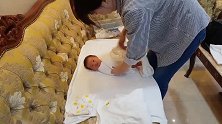 宝宝出生第10天，妈妈在家把他这样包起来，这是要干嘛