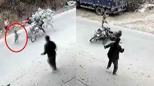 4岁女童横穿马路被摩托车撞飞，母亲跺脚阻拦为时已晚