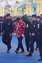 大衣哥闪亮登场！