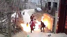 爸爸好奇点燃液化气残液引爆燃 小孩被火球包围 妈妈出手拽出