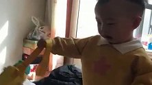 10个月弟弟敢对姐姐下狠手，姐姐一个反击，他秒怂！