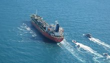 现场！伊朗公布扣押韩国船只画面：直升机监视 快艇紧跟