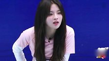 杨超越现场体测，劈叉非常的费劲，张绍刚都看不下去了！