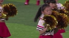 太可爱！拉拉队小美眉赛前舞蹈萌翻众人