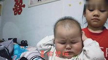 宝宝想睡觉，姐姐和宝宝没玩够！一岁宝宝和姐姐彻底闹“翻脸”！