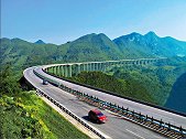 车速100km/h前车突然急刹！是撞上去还是躲开？教你怎么做