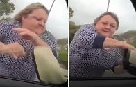 澳大利亚：女子高速公路上与一名司机争吵，徒手掰掉其汽车后视镜