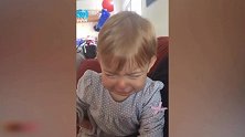 宝贝，你妈妈不让你碰，你怎么还咬你妈妈！