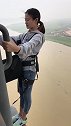 姑娘来蹦极了，身材苗条的她很勇敢！