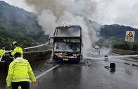 四川雅西高速大客车发生自燃 车上45人已安全撤离