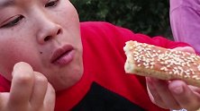 胖妹嘴馋吃榴莲千层饼，咬一口香掉牙了，这吃相真满足