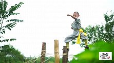 马步冲拳梅花桩上练，7岁小萌娃真是艺高胆子大，一点不害怕
