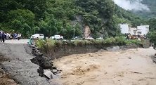 陕西安康遭受五十年一遇洪灾：楼房瞬间被洪水冲垮