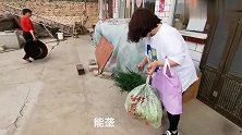 农村小吕：丈母娘喊小吕两口子去吃削面，送路去看看新房装修进度